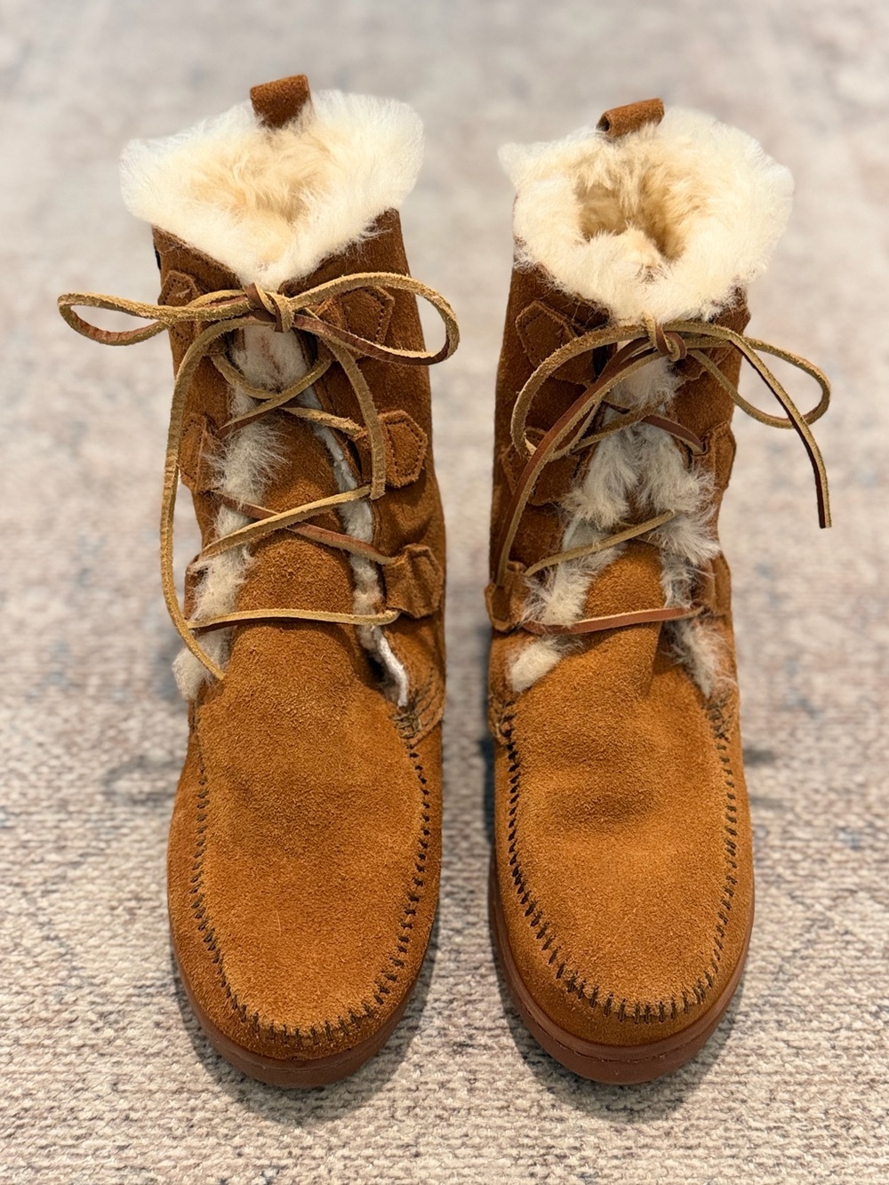 Minnetonka Lace-Up Moccasin Boots, Women's Size 8 - Tan Suede with Shearling